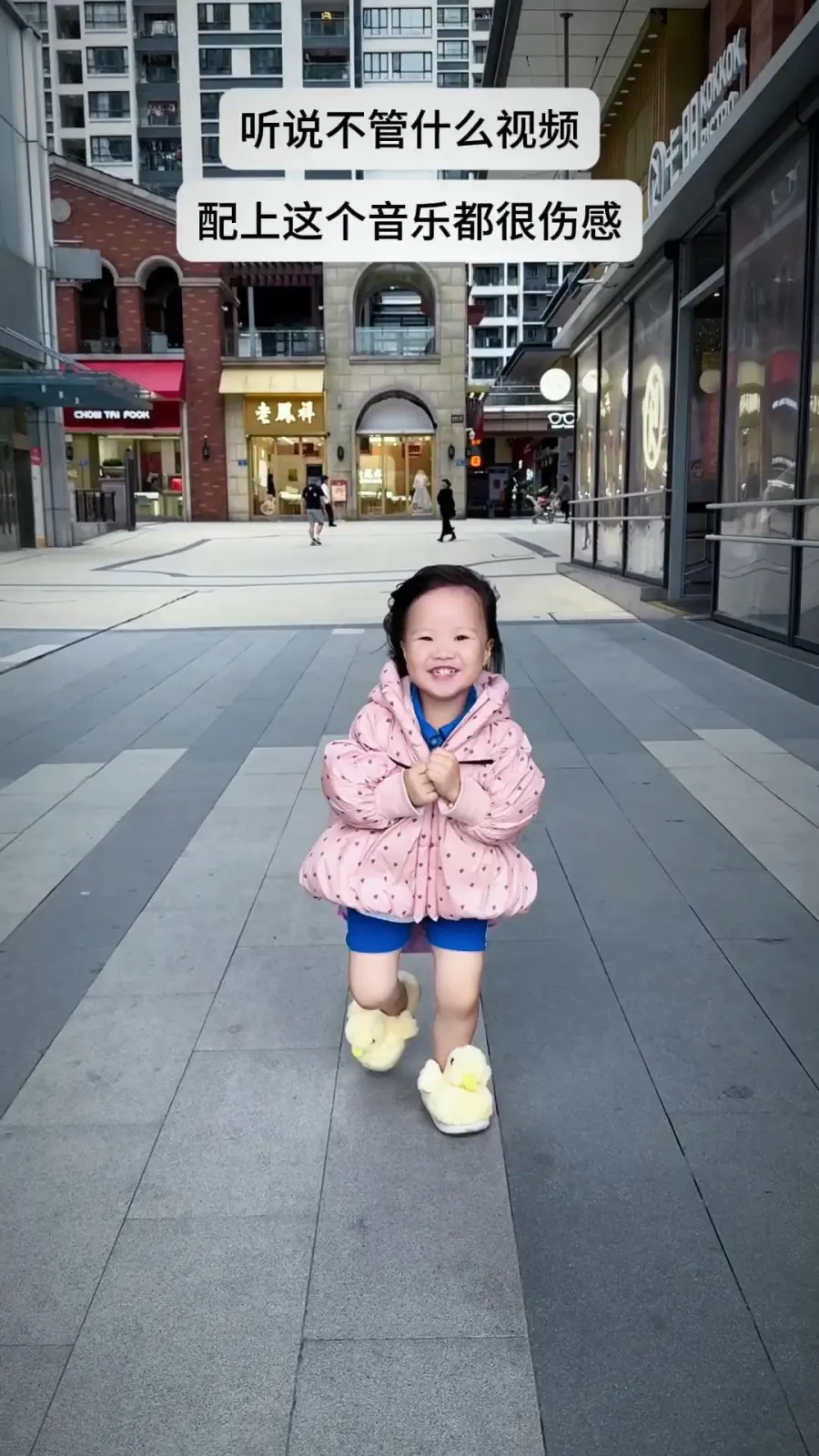 看到这大脑门就想笑...还说配这个音乐会伤感？哈哈哈哈哈