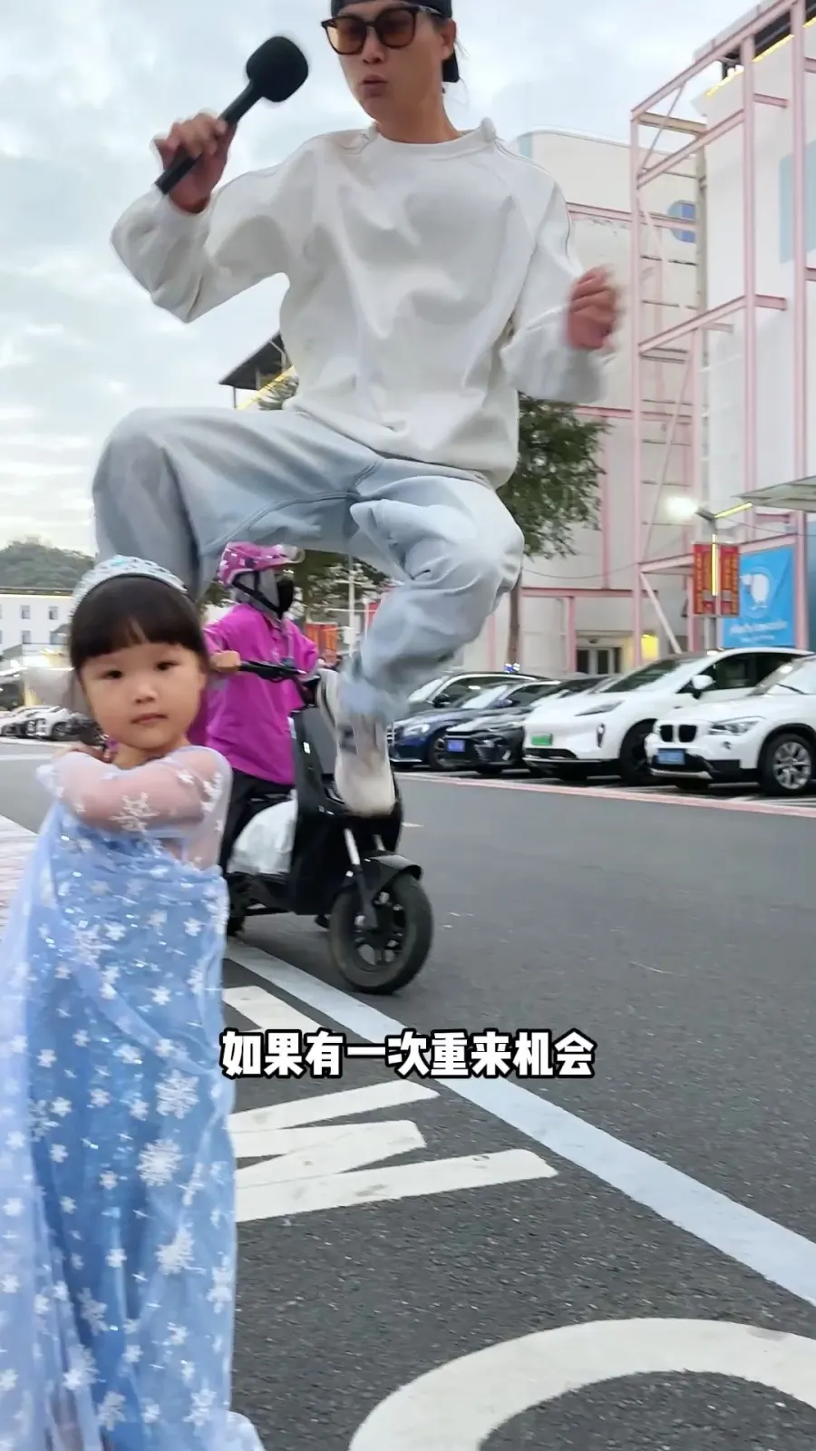 很厉害的采访，人类幼崽反应很炸裂