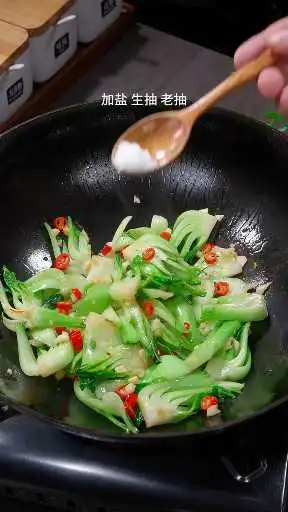 上海青炒牛肉的家常做法，簡單易學(xué)，好吃又爽口。