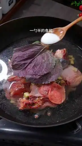 红焖小公鸡的家常做法，香辣入味，好吃又下饭。