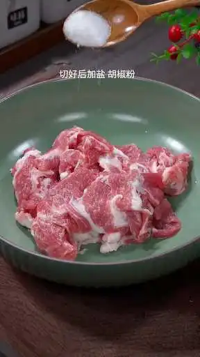 酸菜滑肉的家常做法，简单易学，好吃又暖胃。